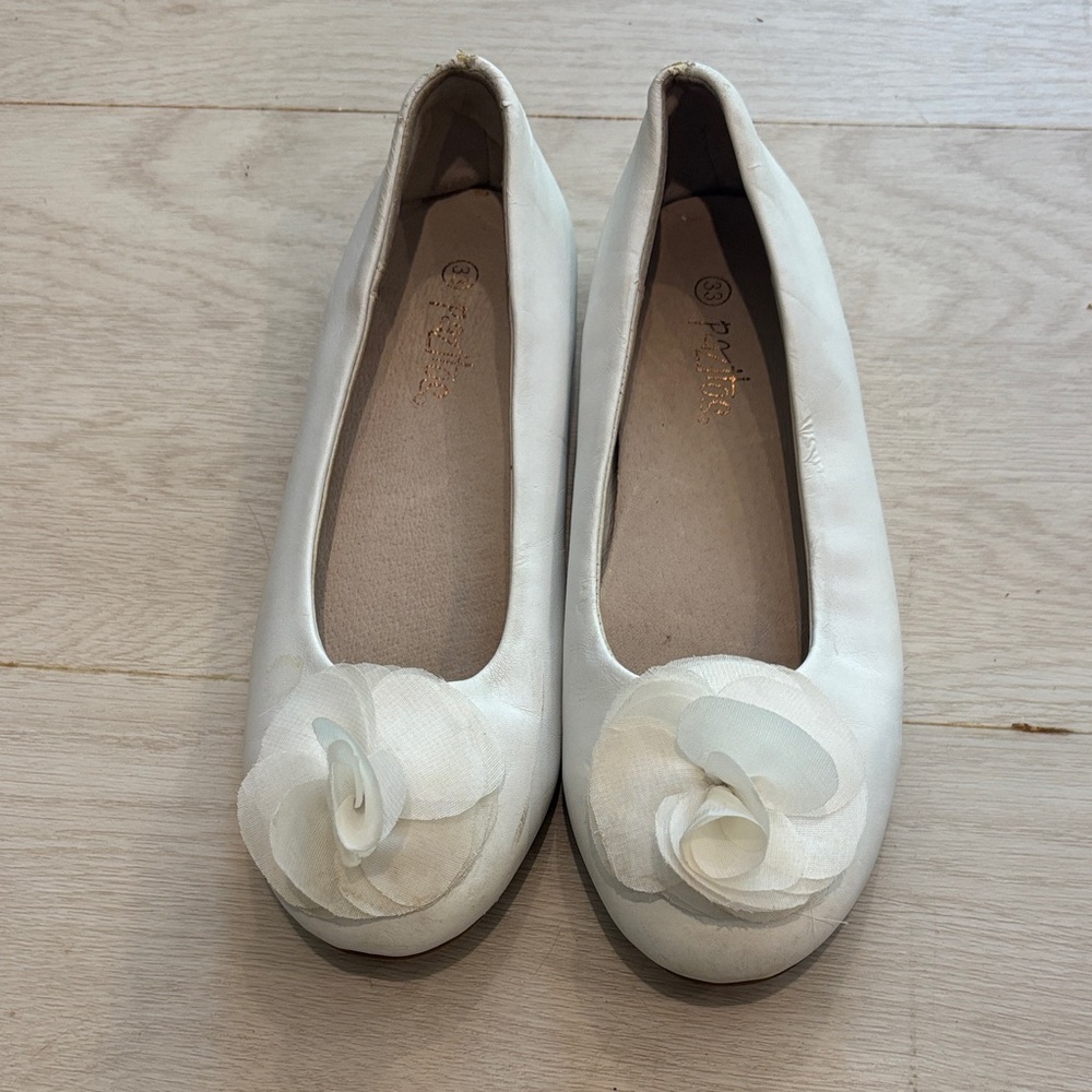 Pazitos Ivory Flats with Floral Accent